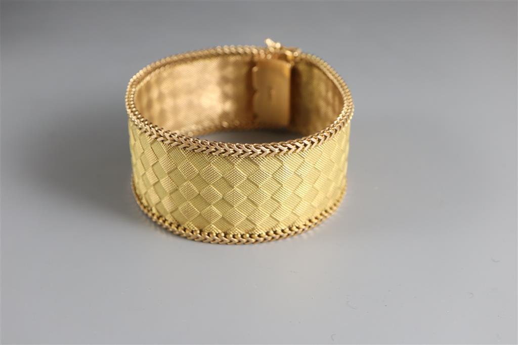 An 18k two colour gold broad mesh link bracelet,